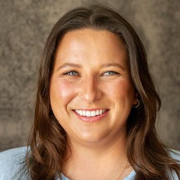 Headshot of Lindsay Warren